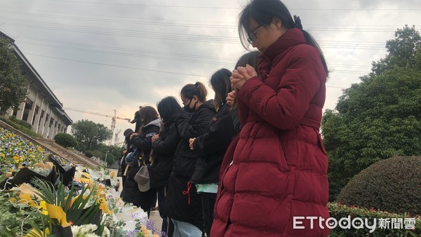 ▲▼高以翔粉絲自發到杭州殯儀館送花，並默哀致意。（圖／記者陳政錄攝）