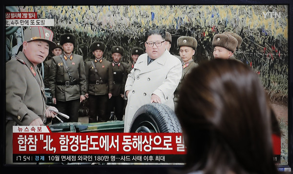 ▲▼北韓領導人金正恩穿著象牙色大衣。（圖／達志影像／美聯社）