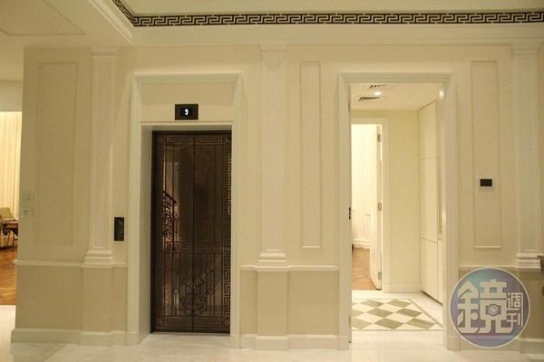 「皇家套房」一打開門，可以看見獨立的電梯。