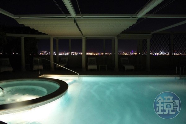 泳池可以看見杜拜的夜景。