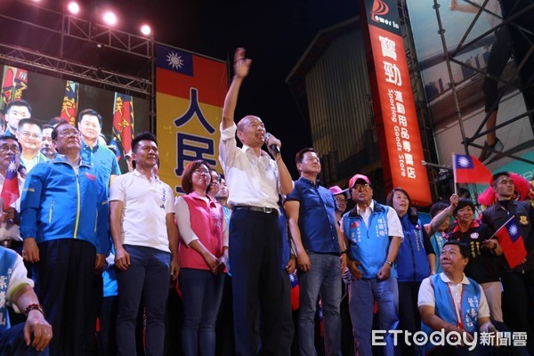 ▲國民黨屏東縣總統立委競選總部成立聯合造勢晚會，1日晚上在屏東市慈鳳宮前舉行，現場湧入近3萬人             。（圖／記者陳崑福翻攝）