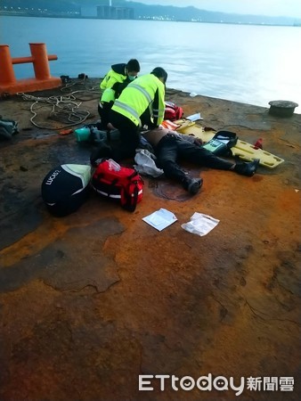 ▲▼台北港沉箱作業7名工人墜海，3人送醫後宣告不治。（圖／記者張君豪翻攝）