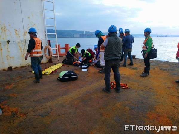 ▲▼台北港沉箱作業7名工人墜海，3人送醫後宣告不治。（圖／記者張君豪翻攝）