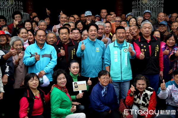 ▲民進黨副總統參選人賴清德，造訪苗栗太陽宮時，也和支持者一起合影留念。（圖／記者黃孟珍攝）