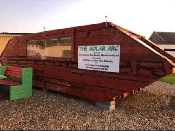 ▲一艘「太陽能木船」2016年被沖上愛爾蘭海灘，原來是加拿大紐芬蘭一名62歲發明家漂越2000英里的傑作。（圖／翻攝自Facebook／Ballyglass Coast Guard Unit）