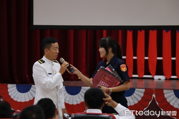 ▲屏東警分局到海軍海上戰術偵搜大隊，為官兵講解 行車安全觀念，確保行車安全            。（圖／記者陳崑福翻攝）