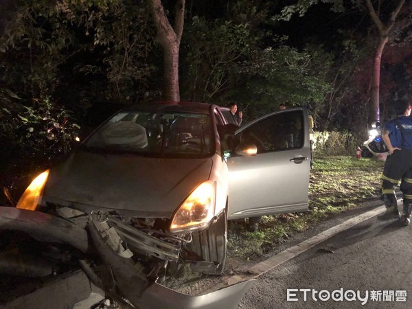 ▲轎車自撞起火驚險萬分，台東警及時滅火解危機。（圖／記者楊鈞典翻攝）