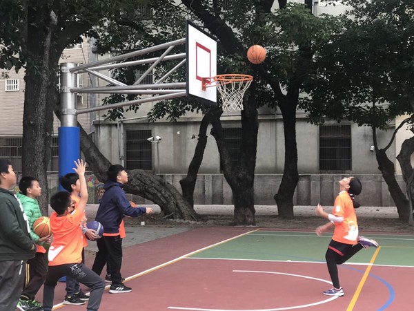 ▲籃球場是下課後孩子們最喜愛的場地。（圖／新竹市政府提供）