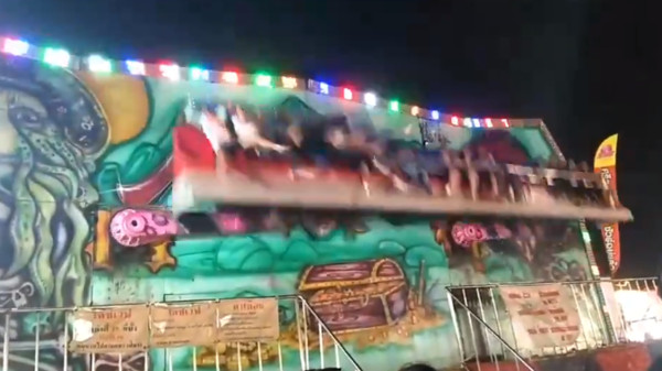 ▲泰國中部華富里（Lop Buri）冬季園遊會的遊樂設施「瘋狂波浪」（Crazy Wave）保險桿突然彈開，把6名乘客直接甩飛。（圖／翻攝自Facebook／F Denchai Krapaothong）