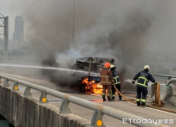 ▲▼台64一輛小貨車突然起火燃燒，司機將車輛停在匝道口下車求救。（圖／記者陳豐德翻攝）