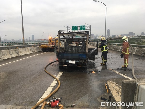 ▲▼台64一輛小貨車突然起火燃燒，司機將車輛停在匝道口下車求救。（圖／記者陳豐德翻攝）