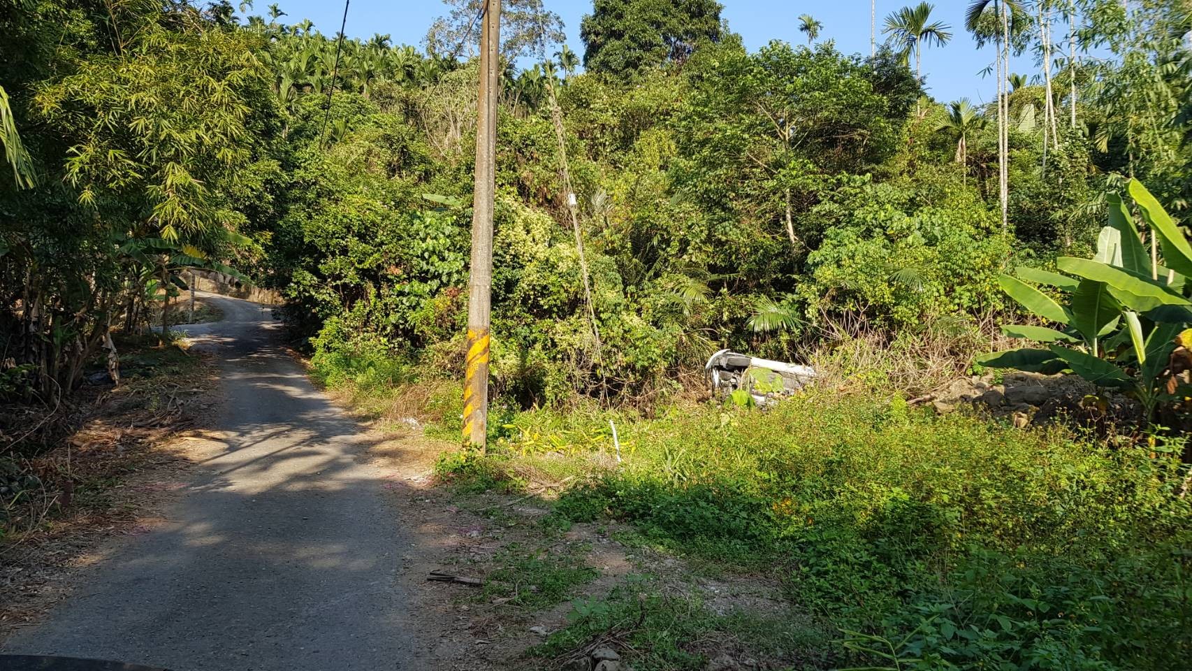 ▲▼嘉義中埔產業道路休旅車翻溝渠！　3男2女輕傷送醫。（圖／讀者提供）