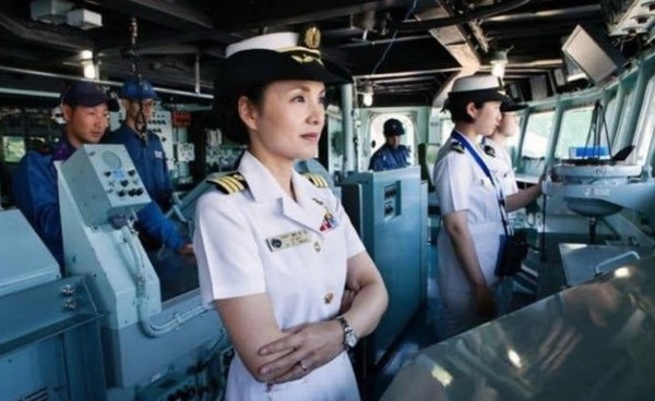 ▲一等海佐（上校）大谷三穗擔任妙高號驅逐艦，日本海上自衛隊史上第一位神盾艦女艦長。（圖／翻攝自推特）