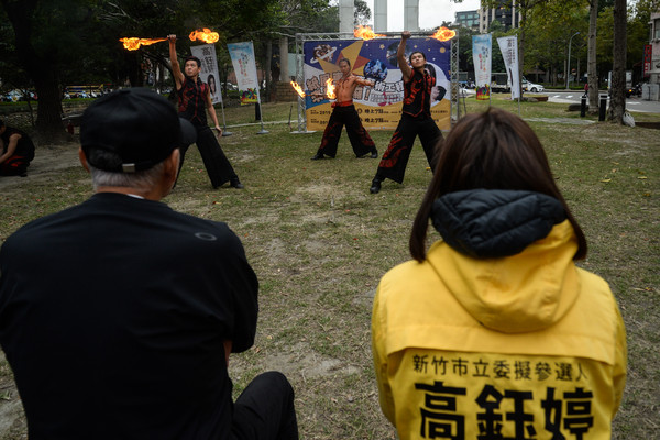 ▲紙風車要來了！柯一正親赴宣傳　邱顯智、高鈺婷邀全家表演。（圖／時代力量提供）