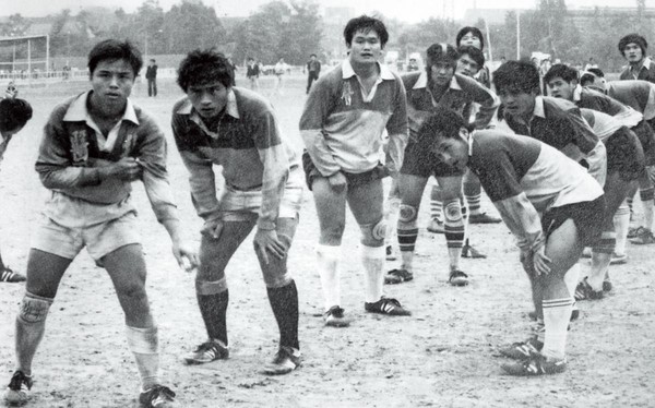 杜元坤（左3）熱愛橄欖球，至今常與北醫時期隊友打球，最近還特地飛去日本一天一夜，只為了看世界盃橄欖球決賽。（杜元坤提供）