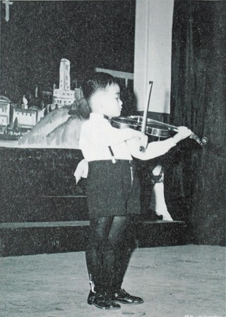 杜元坤3歲就學小提琴。（杜元坤提供）