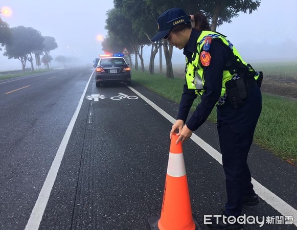 ▲▼為避免發生事故，2位女警在大霧籠罩下使出全身的力氣，把貨車推至路旁安全處所。（圖／玉里警分局提供，下同）