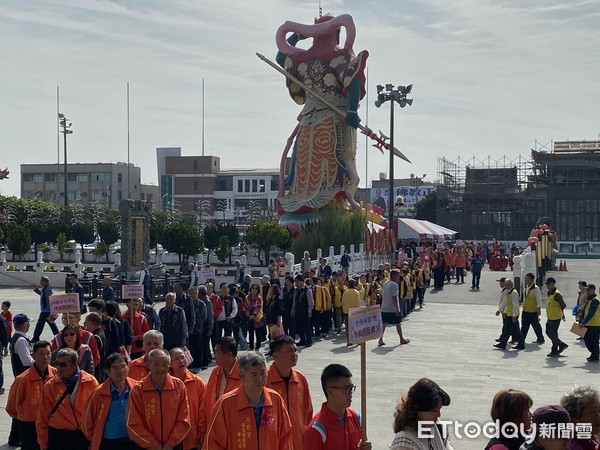 ▲台南市正統鹿耳門聖母廟舉行「3建安座38週年祭儀大典」，由主委王明義，率委員、貴賓等人，循古禮上香祭拜，典禮莊嚴隆重。　（圖／記者林悅攝，下同）