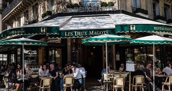 法國巴黎雙叟咖啡廳失火，到法國旅遊的粉絲，暫時無法前往朝聖。 （圖／美聯社）