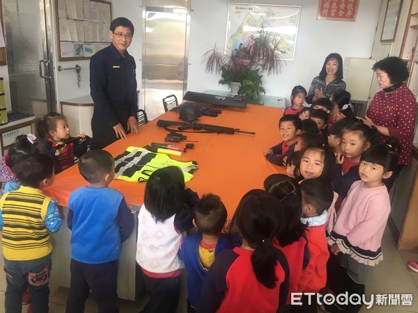 ▲30多名六托幼稚園的孩童，參訪台南市警三分局顯宮派出所，員警展示派出所各項警用裝備，讓師生建立對警察價值認同感。（圖／記者林悅翻攝，下同）