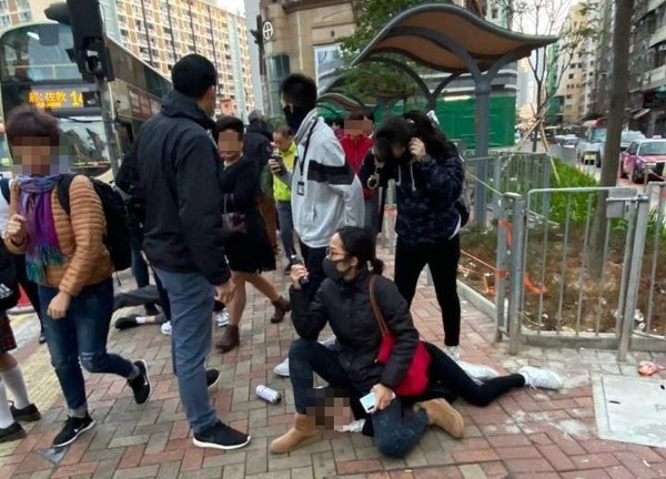 ▲香港女學生被警察壓制在地上。（圖／翻攝自香港突發事故爆料區）