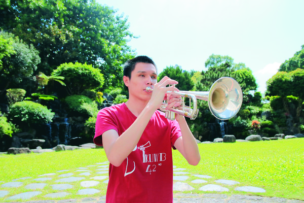 淡江大學中文四陳威辰克服先天早產造成的弱小身軀和失明，今年5月參加首屆淡江古典音樂競賽，獲得管弦樂組首獎肯定。（圖／淡江時報記者劉姿吟攝）