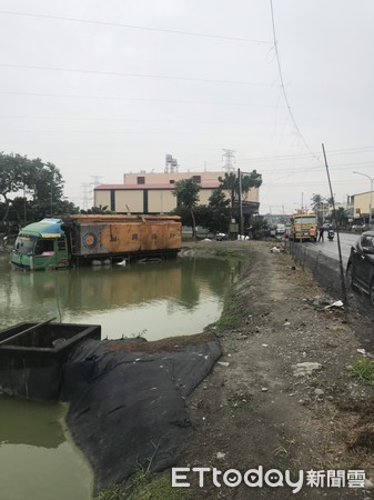 ▲林姓飼料車司機，將飼料車直接開入漁塭，避免可能發生的意外            。（圖／記者陳崑福翻攝）