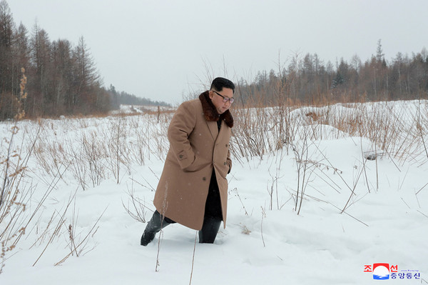 ▲▼金正恩時隔49天騎白馬上白頭山（長白山），這次帶著妻子李雪主。（圖／朝中社）