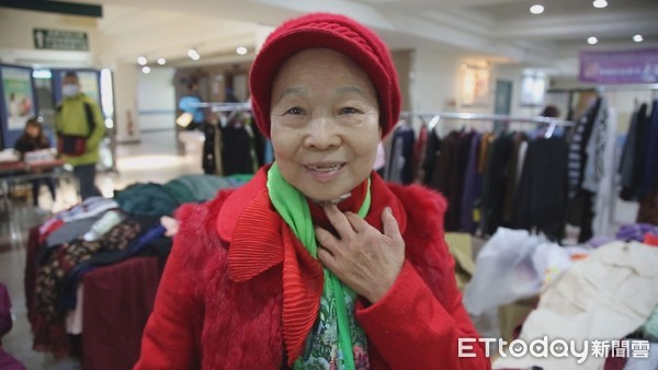 ▲今年75歲的阿香姐，本身罹癌3次，連續4年來參與這場義賣活動。（圖／記者黃孟珍攝）