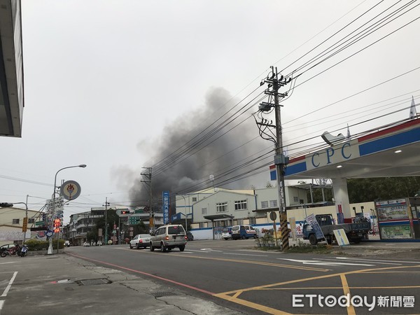 ▲台中新社區1間鐵皮屋工廠發生火警。（圖／民眾提供）