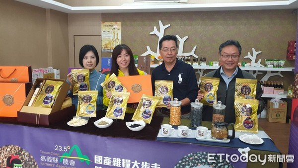 ▲▼ 嘉義縣農會推新品牌魔豆嘉滿，內含各鄉鎮特色雜糧零食。（圖／記者翁伊森攝）