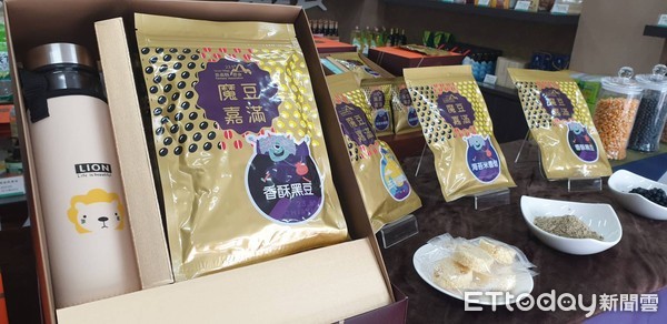 ▲▼ 嘉義縣農會推新品牌魔豆嘉滿，內含各鄉鎮特色雜糧零食。（圖／記者翁伊森攝）