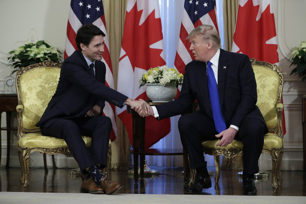 ▲▼美國總統川普與加拿大總理杜魯道在北約峰會上會談。（圖／路透）