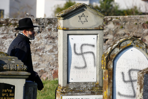 ▲▼法國韋斯托方（Westhoffen）的猶太公墓，遭噴上納粹標誌，惡意破壞。（圖／路透）