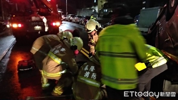 ▲▼基隆夫妻下坡失控翻車。（圖／記者郭世賢翻攝）