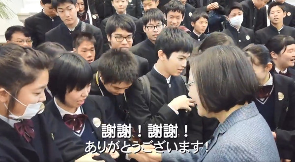 日學生參觀總統府…蔡英文突現身「大家喝珍奶沒？」　女學生激喊：不洗手了