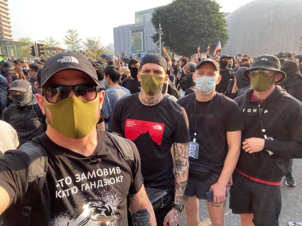 ▲▼4名極右翼男性出現在反送中遊行街頭。（圖／翻攝自Facebook／Serhii Filimonov）