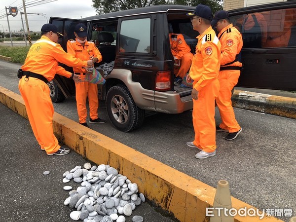 ▲男子於花蓮溪口北岸盜採砂石遭海巡單位人贓俱獲。（圖／記者王兆麟翻攝，下同）