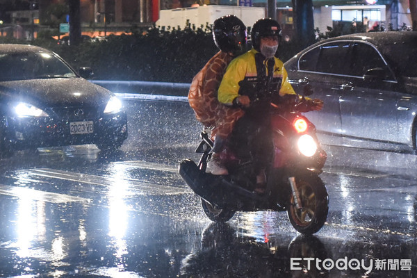 ▲下雨，雨天，濕冷，冷氣團，天氣，降雨。（圖／記者林敬旻攝）