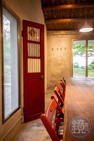 老門板為飾，讓老房子既復古又時尚。