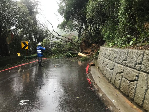 ▲▼陽明山發生山體滑坡，道路雙向無法通行。（圖／翻攝臉書「竹子湖派出所」）