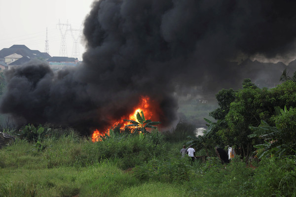 ▲▼奈及利亞拉各斯市(Lagos)發生恐怖大火，火勢延燒至Baruwa區的天然氣管線，引發黑色濃煙。（圖／路透社）