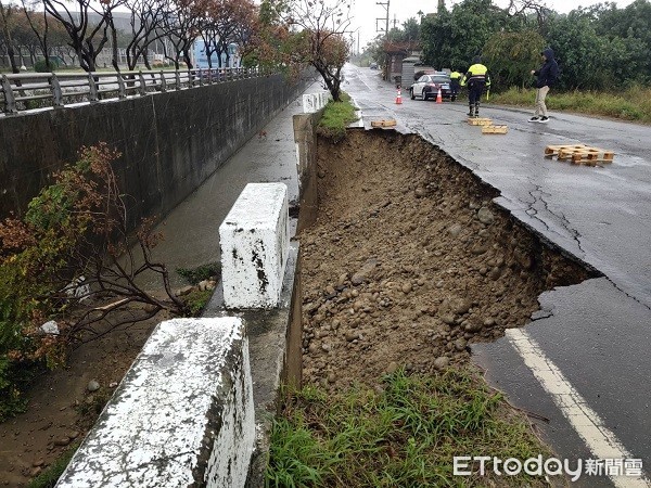 ▲受不了連日雨勢桃園市蘆竹道路破了大洞。（圖／蘆竹警分局提供）