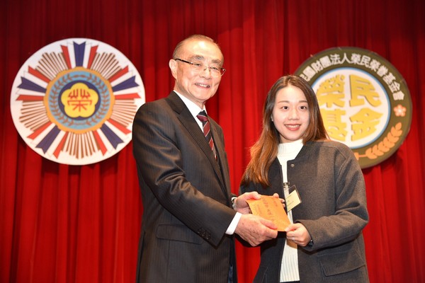 ▲退輔會主委馮世寬頒發獎學金給榮民子女。（圖／退輔會提供）