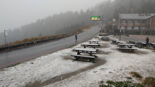 ▲▼合歡山小風口下雪。（圖／合歡山管理站提供）