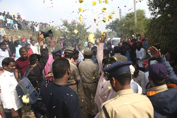 ▲▼印度海得拉巴市（Hyderabad）發生性侵縱火案，民眾到現場哀悼，慶祝警方擊斃惡狼。（圖／達志影像／美聯社）