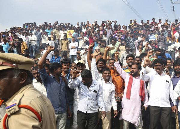 ▲▼印度海得拉巴市（Hyderabad）發生性侵縱火案，民眾到現場哀悼，慶祝警方擊斃惡狼。（圖／達志影像／美聯社）