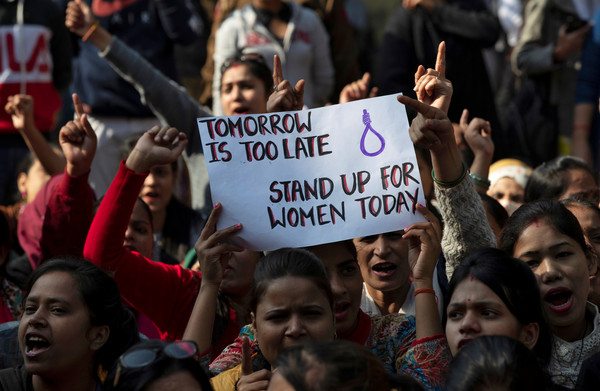 ▲▼印度海得拉巴市（Hyderabad）發生性侵縱火案，民眾到現場抗議。（圖／路透）