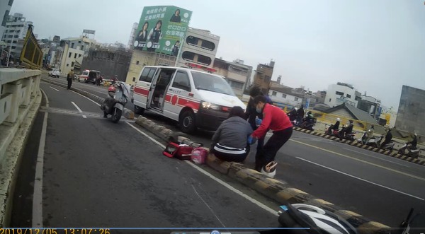 ▲▼  女騎士為看對面車道車禍導致自己自摔。（圖／讀者提供）