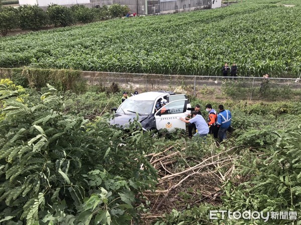 ▲▼台中警國道自撞，警車翻落邊坡。（圖／記者林悅翻攝）